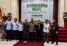 AdaKami Gandeng UNS Luncurkan FutureFin, Dorong Mahasiswa Kaji Fintech dan Pindar Chief of Public Affairs AdaKami, Karissa Sjawaldy, Kepala OJK Solo, Eko Hariyanto, Dekan FEB UNS, Prof Bhimo Rizky Samudro saat pe;uncuran program perdana bertajuk FutureFin di ula Fakultas Ekonomi dan Bisnis (FEB) UNS, Selasa (3/3).