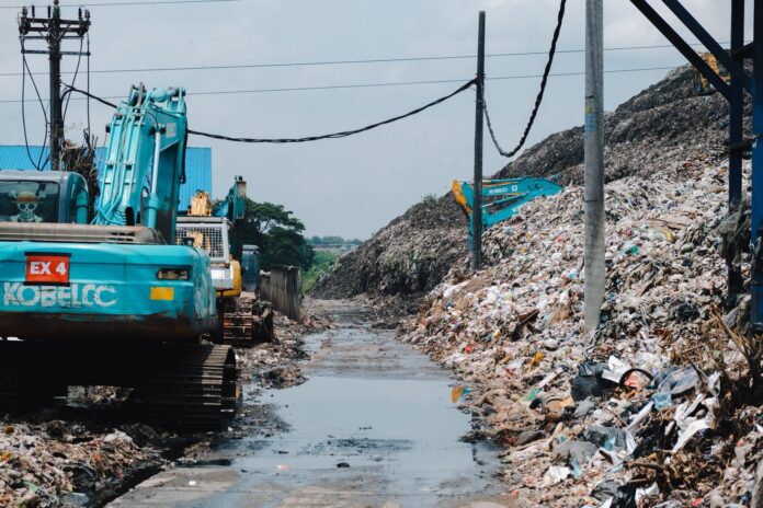 Penampakan tumpukan sampah di TPA Putri Cempo. foto: Damai Kuncoro Penampakan tumpukan sampah di TPA Putri Cempo. foto: Damai Kuncoro