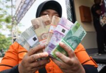 Jasa Penukaran Uang di Slamet Riyadi Ditata, Satpol PP Pindahkan Lapak ke Dua Lokasi Ini Pemkot Solo memindahkan lapak jasa tukar uang di Slamet Riyadi ke depan Telkom Solo dan kawasan Benteng Vastenburg. foto: Damai Kuncoro