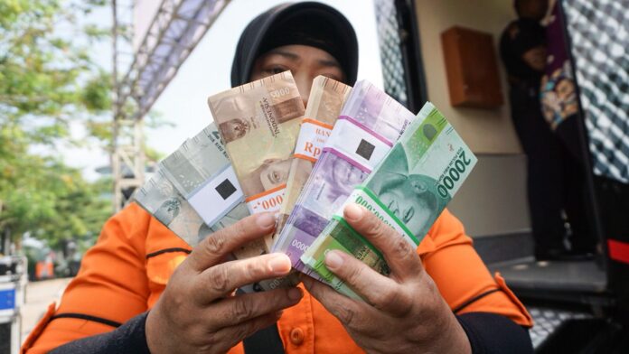 Pemkot Solo memindahkan lapak jasa tukar uang di Slamet Riyadi ke depan Telkom Solo dan kawasan Benteng Vastenburg. foto: Damai Kuncoro