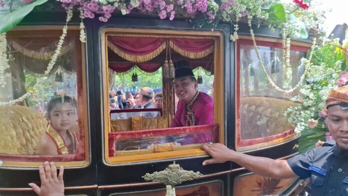 PB XIV Purboyo dikirab usai Jumenengan Dalem Nata Binayangkare PB XIV, pada 15 November 2025. Foto: Damai Kuncoro