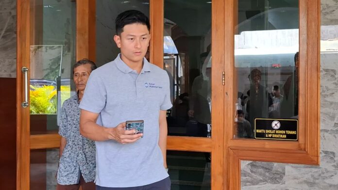Rio Haryanto terlihat usai Salat Jumat di Masjid Baiturrachman, Sumber, Solo. Foto: Damai Kuncoro