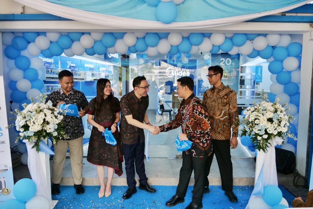 Midea membuka Pro Shop pertama di Kabupaten Sragen, Senin (20/4/2026). Pembukaan toko berlangsung meriah dan dihadiri jajaran manajemen Midea Electronics Indonesia. foto: Istimewa