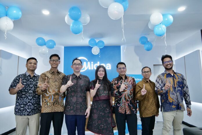 Midea membuka Pro Shop pertama di Kabupaten Sragen, Senin (20/4/2026). Pembukaan toko berlangsung meriah dan dihadiri jajaran manajemen Midea Electronics Indonesia. foto: Istimewa