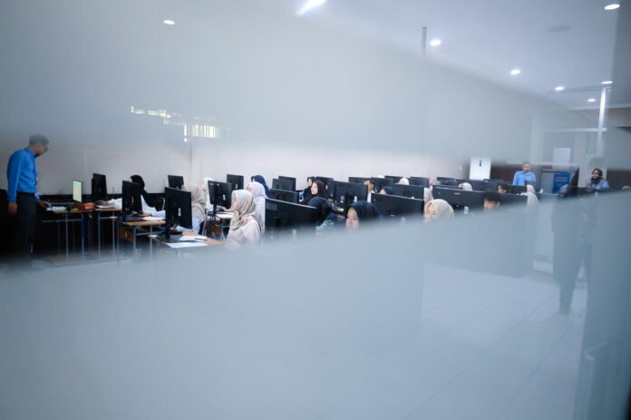 Suasana pelaksanaan ujian UTBK di UNS pada Selasa (21/4). Foo: Dokumentasi UNS