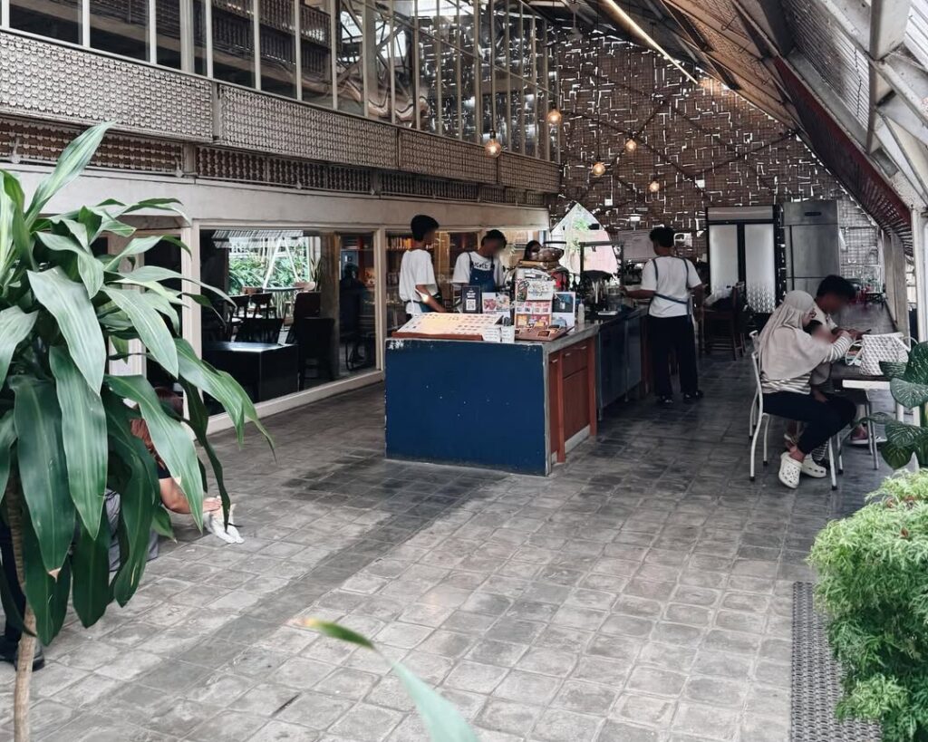 Cafe solo hits konsep industrial. foto: Instagram/sekutu.rumahkarya
