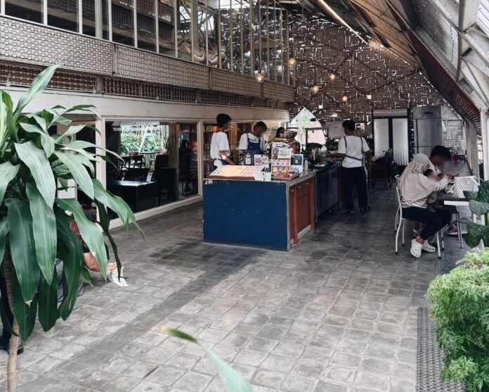 Cafe solo hits konsep industrial. foto: Instagram/sekutu.rumahkarya