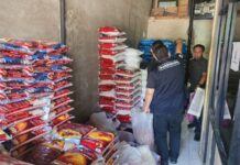 Dittipideksus Bareskrim Rampungkan Kasus Beras Premium, Dua Tersangka Segera Disidangkan Petugas Dittipideksus Bareskrim Polri mengecek beras premium yang diduga tak mememuni syarat.(Dok: Foto Istimewa)