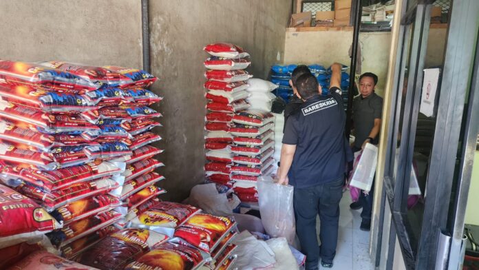 Petugas Dittipideksus Bareskrim Polri mengecek beras premium yang diduga tak mememuni syarat.(Dok: Foto Istimewa)