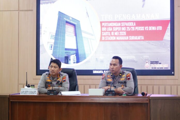 Kapolresta Surakarta Kombes Pol Catur Cahyono Wibowo dan Kabagops Polresta Surakarta Kompol Wahyu Joko Nugroho saat menggelar tactical floor game untuk pengamanan.(Dok Istimewa)