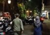 Bandel Pakai Trotoar, Meja-Kursi Coffee Shop di Slamet Riyadi Disita Satpol PP Satpol PP Solo menyita meja dan kursi coffe shop di Slamet Riyadi buntut dari ketidakpatuhan para pemilik usaha terhadap kesepakatan yang sebelumnya telah disosialisasikan. foto: Instagram/satpolpp_kotasurakarta