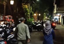 Bandel Pakai Trotoar, Meja-Kursi Coffee Shop di Slamet Riyadi Disita Satpol PP Satpol PP Solo menyita meja dan kursi coffe shop di Slamet Riyadi buntut dari ketidakpatuhan para pemilik usaha terhadap kesepakatan yang sebelumnya telah disosialisasikan. foto: Instagram/satpolpp_kotasurakarta