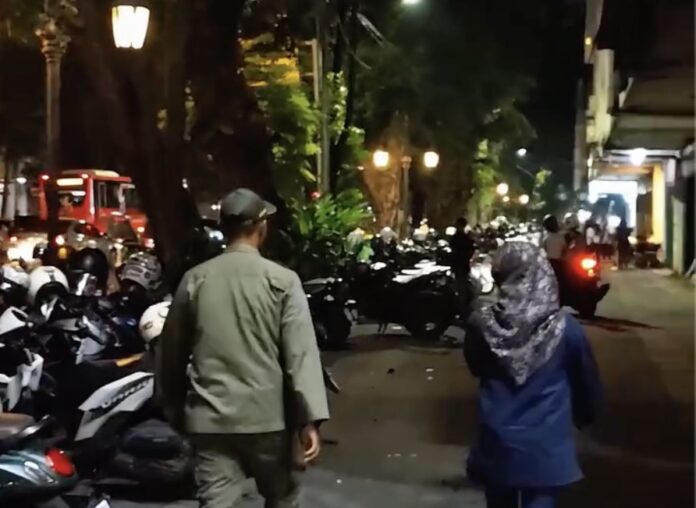 Satpol PP Solo menyita meja dan kursi coffe shop di Slamet Riyadi buntut dari ketidakpatuhan para pemilik usaha terhadap kesepakatan yang sebelumnya telah disosialisasikan. foto: Instagram/satpolpp_kotasurakarta