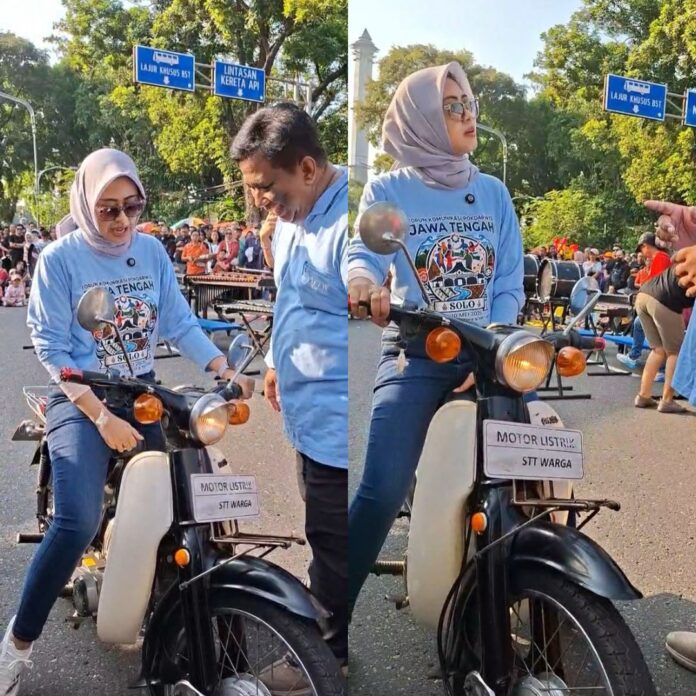 Wakil Walikota Solo menjajal motor listrik hasil kreasi STT Warga Solo di CFD Solo, Minggu 10 Mei 2026. Wakil Walikota Solo menjajal motor listrik hasil kreasi STT Warga Solo di CFD Solo, Minggu 10 Mei 2026.