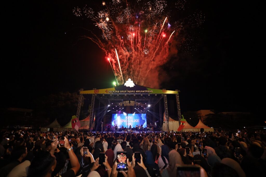Grup musik Aftreshine tampil di hari perdana Uleg Bazar Kuliner, Kamis 14 Mei 2026 di Pamedan Mangkunegaran. foto: Istimewa