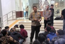 Polisi Amankan 33 Suporter Pembawa Flare, Petasan dan Miras Saat Laga Persis Solo Vs Dewa United Sebanyak 33 suporter Persis Solo diamankan Polresta Surakarta saat pertandingan BRI Liga 1 antara Persis Solo melawan Dewa United di Stadion Manahan, Sabtu malam, 16 Mei 2026. foto: Humas Polresta Surakarta