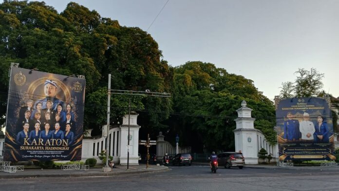 baliho Keraton Surakarta kubu PB XIV Hangabehi