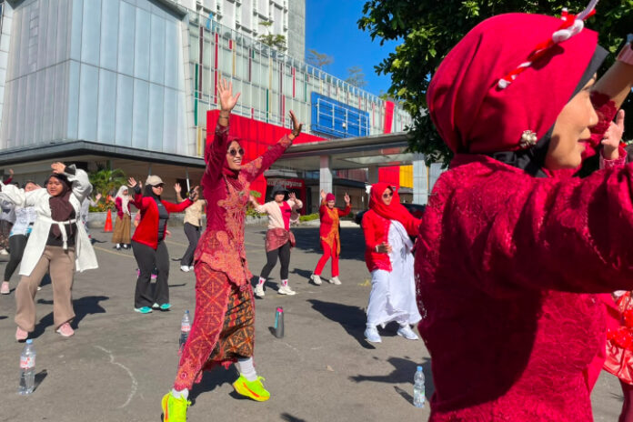Mercure Solo zumba Hari Kebaya Nasional