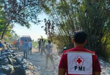Kebakaran Lahan Dekat TPA Putri Cempo, PMI Solo Bantu Pasokan Air Damkar