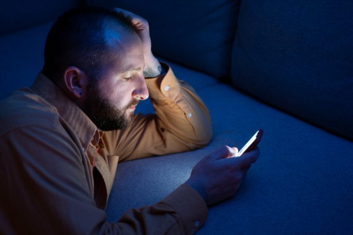 doomscrolling scrolling media sosial ponsel digital